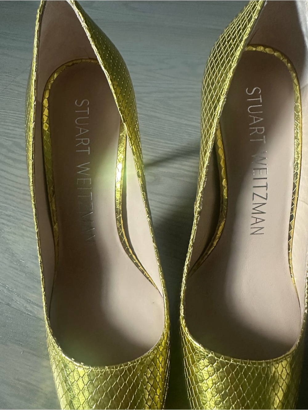 Stuart Weitzman Metallic Gold Snakeskin Pumps – Size 8.5 - Picture 7 of 8